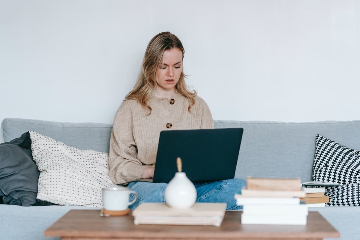 Vrouw in de zetel met laptop