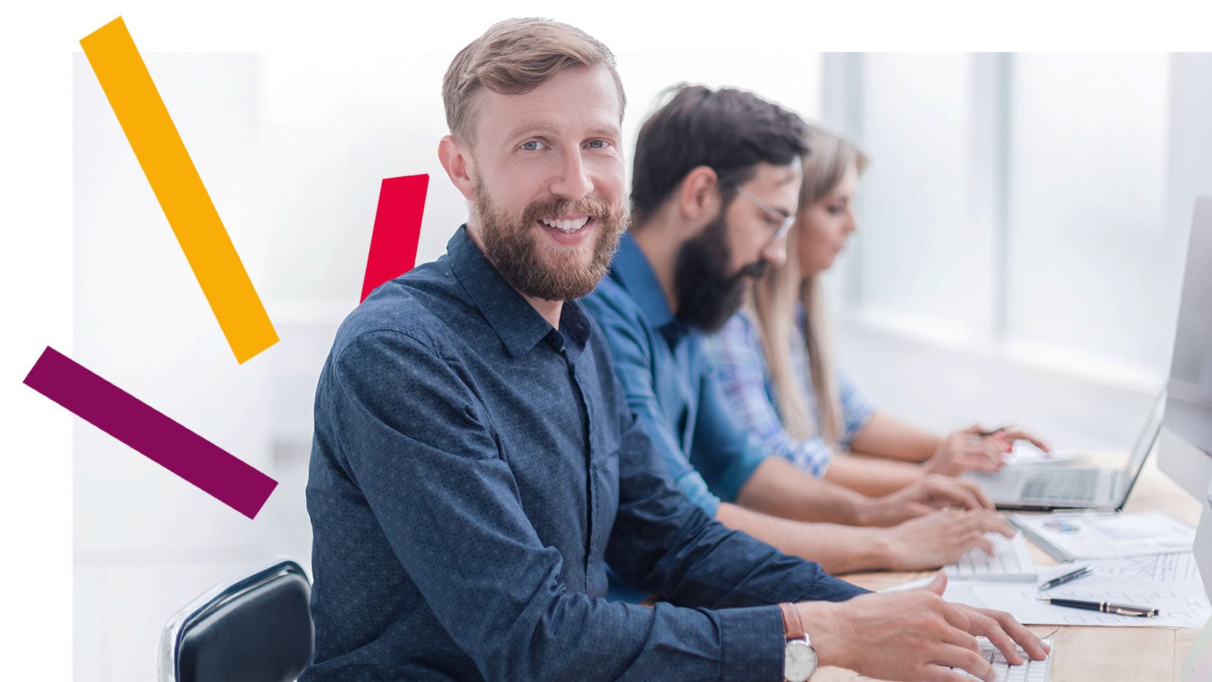 mannen en vrouw achter laptop