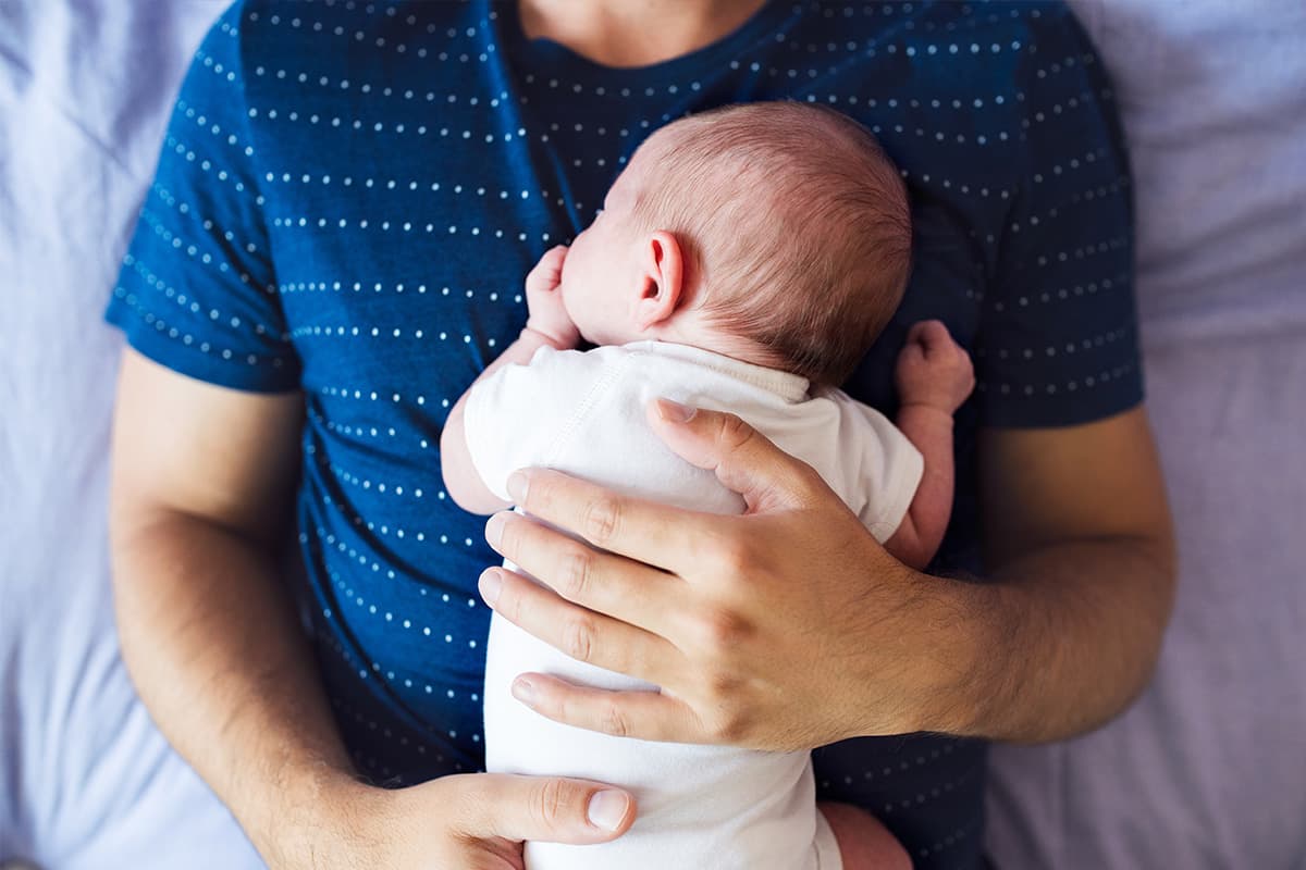 pasgeboren baby in armen 