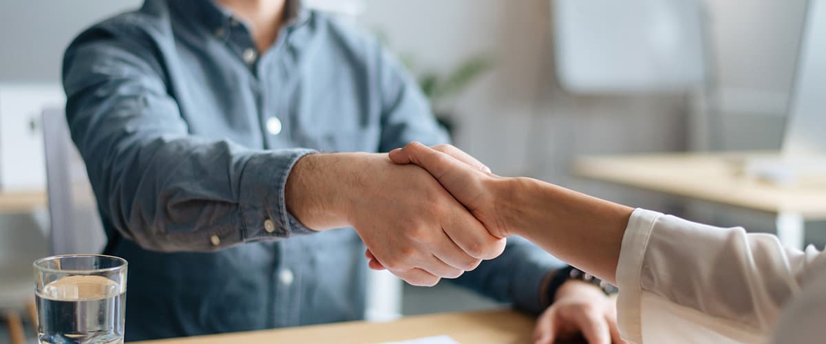 Twee mensen schudden hand zakelijk