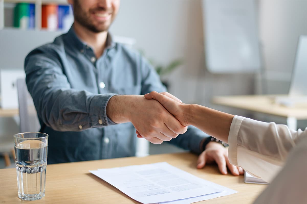 Twee mensen schudden hand zakelijk