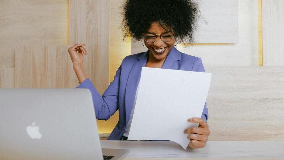 vrouw aan bureau