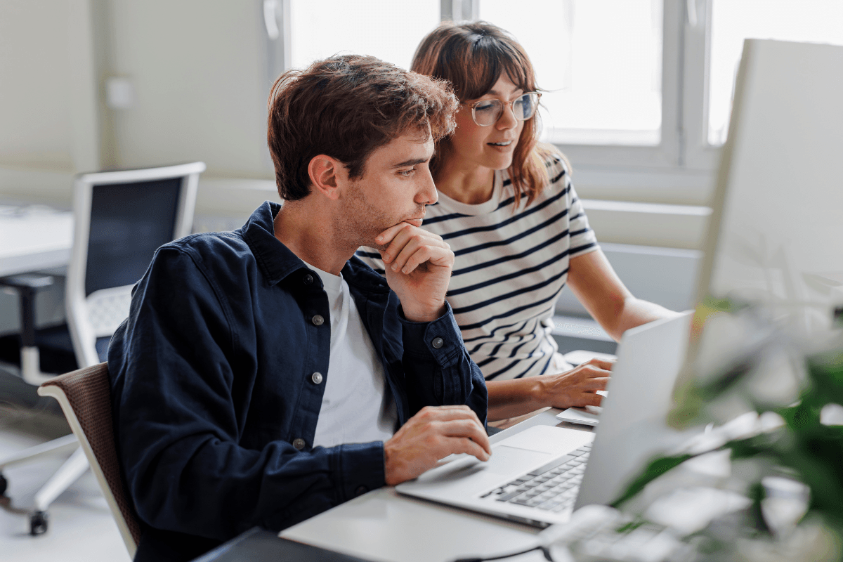 man en vrouw achter laptop