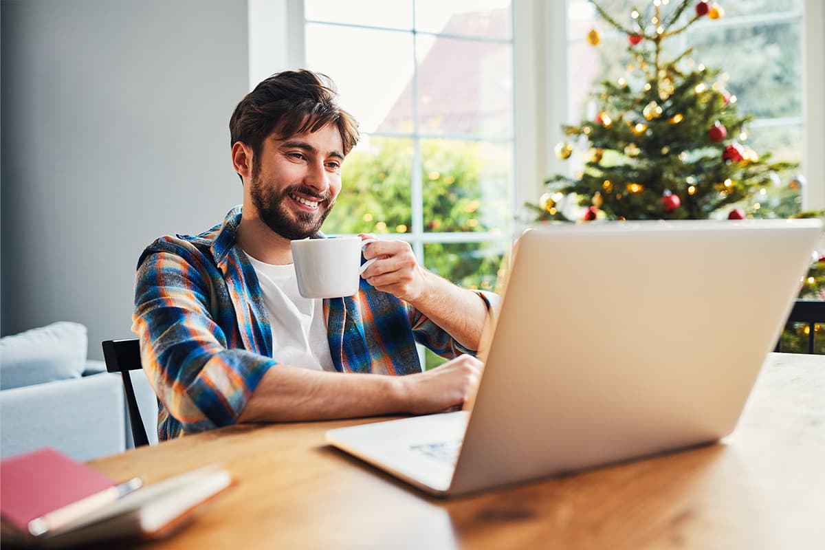 Man werkt thuis tijdens kerst
