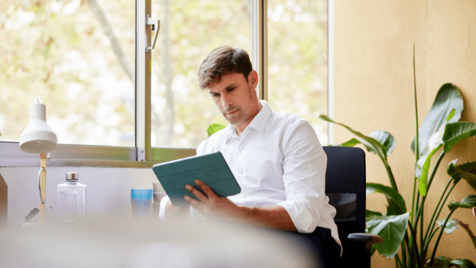 man werkt op tablet