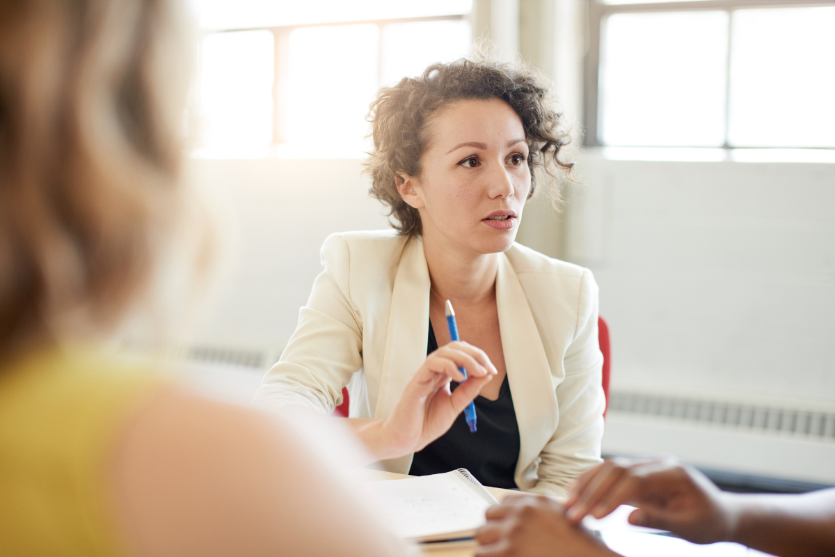 vrouw in gesprek aan tafel